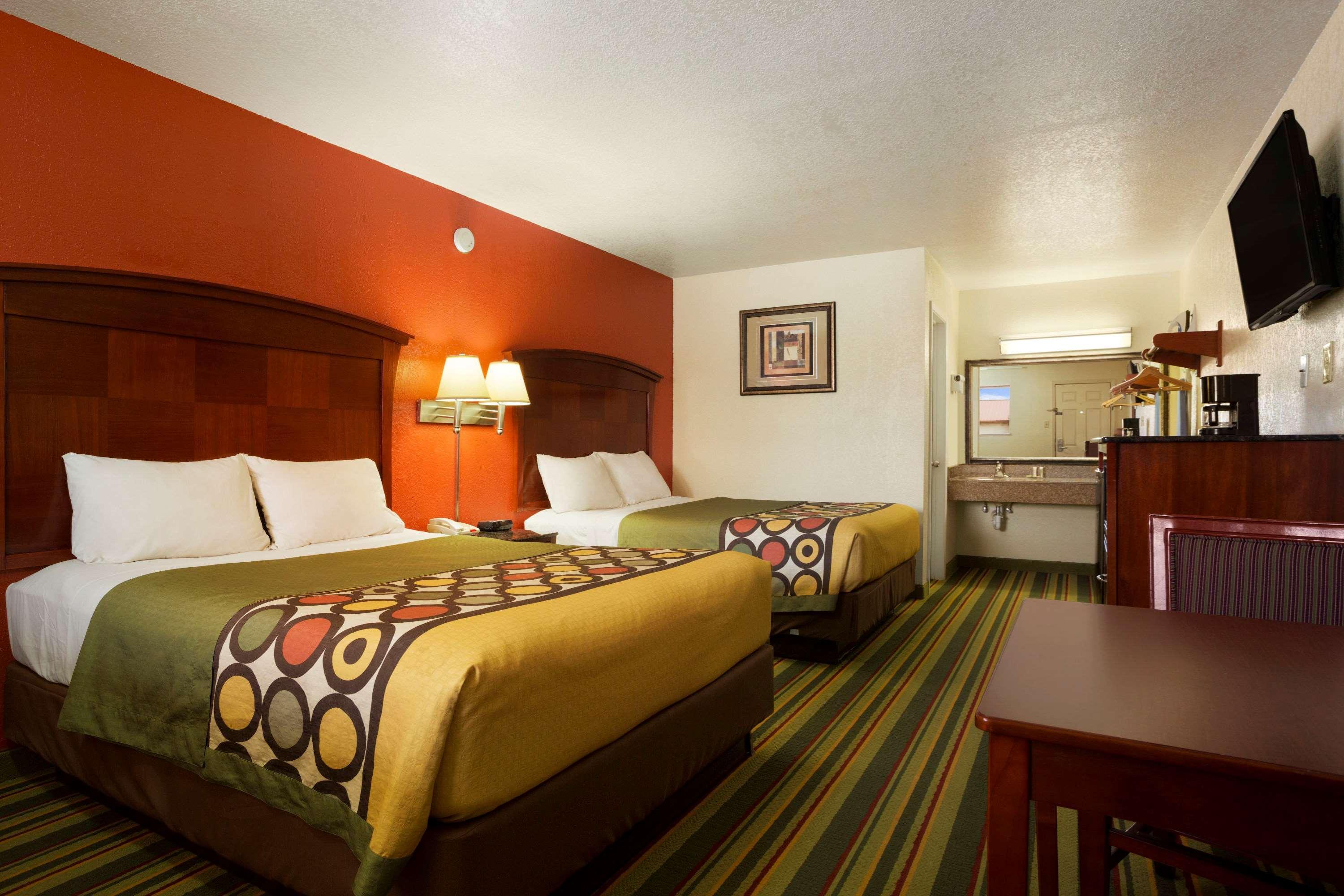 Super 8 By Wyndham Pleasanton Motel Buitenkant foto