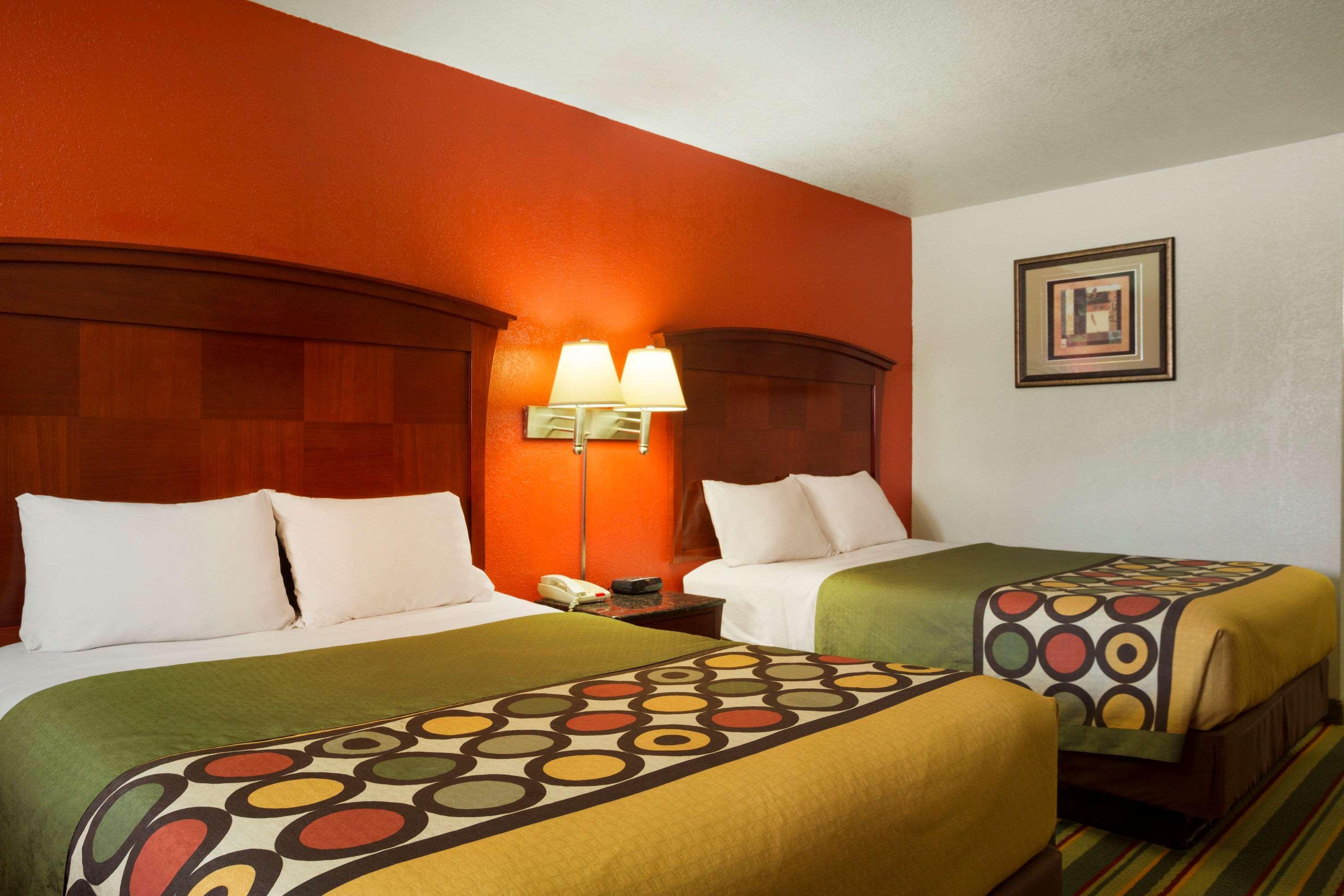 Super 8 By Wyndham Pleasanton Motel Buitenkant foto
