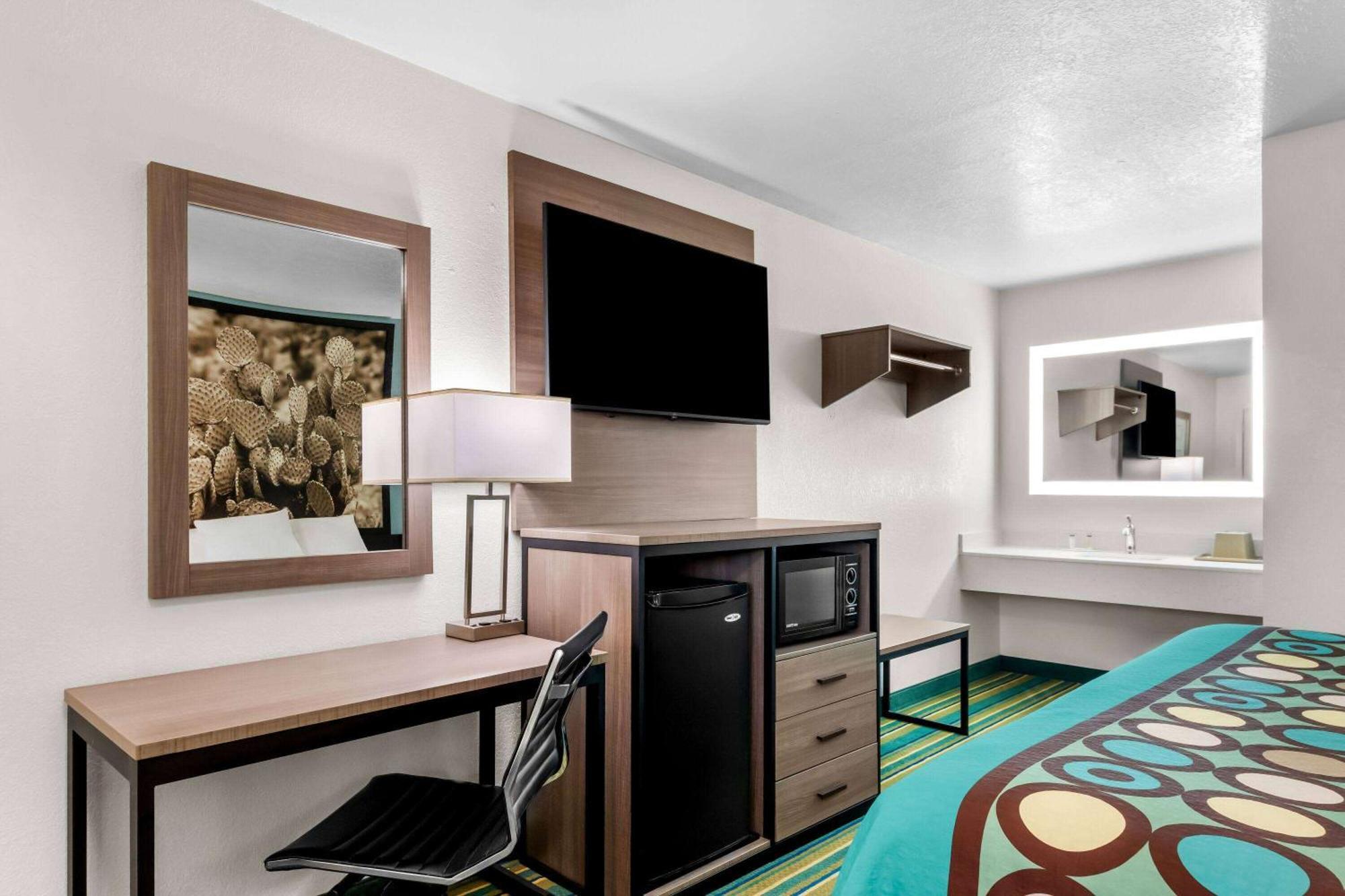 Super 8 By Wyndham Pleasanton Motel Buitenkant foto