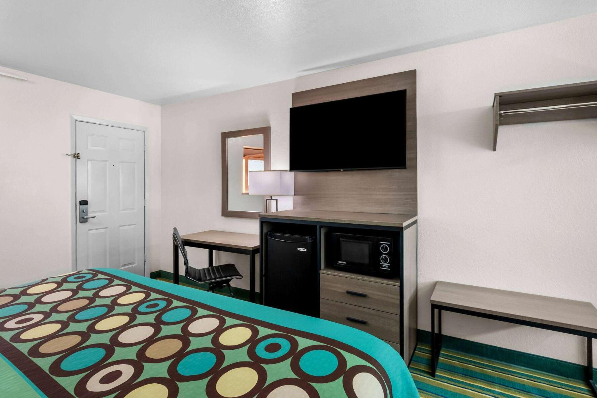 Super 8 By Wyndham Pleasanton Motel Buitenkant foto