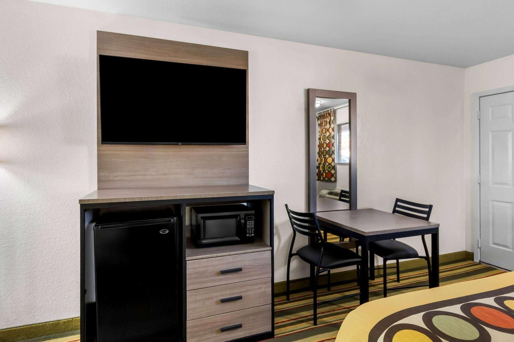 Super 8 By Wyndham Pleasanton Motel Buitenkant foto