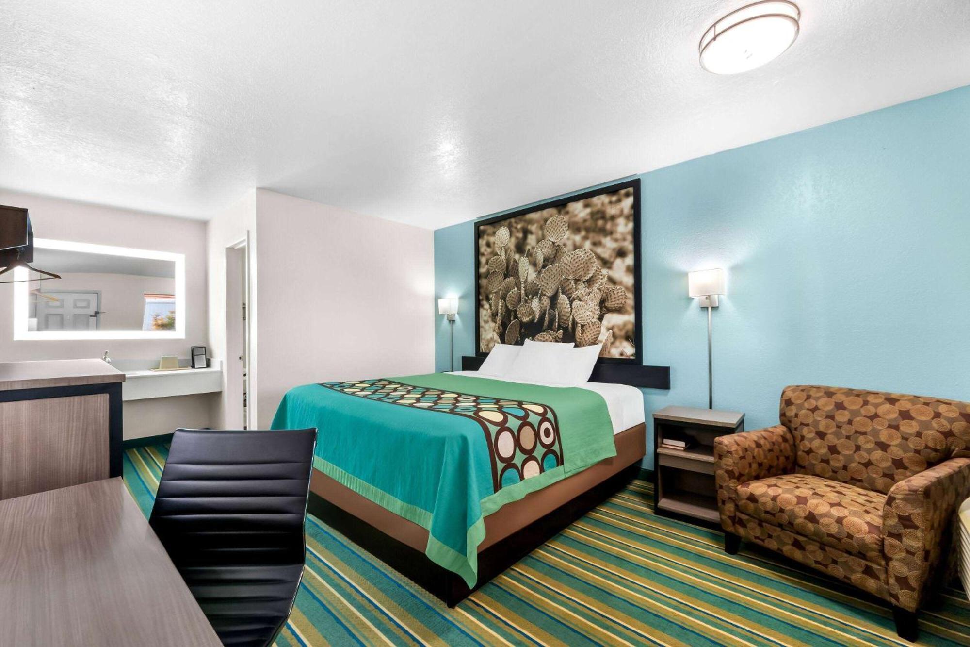 Super 8 By Wyndham Pleasanton Motel Buitenkant foto