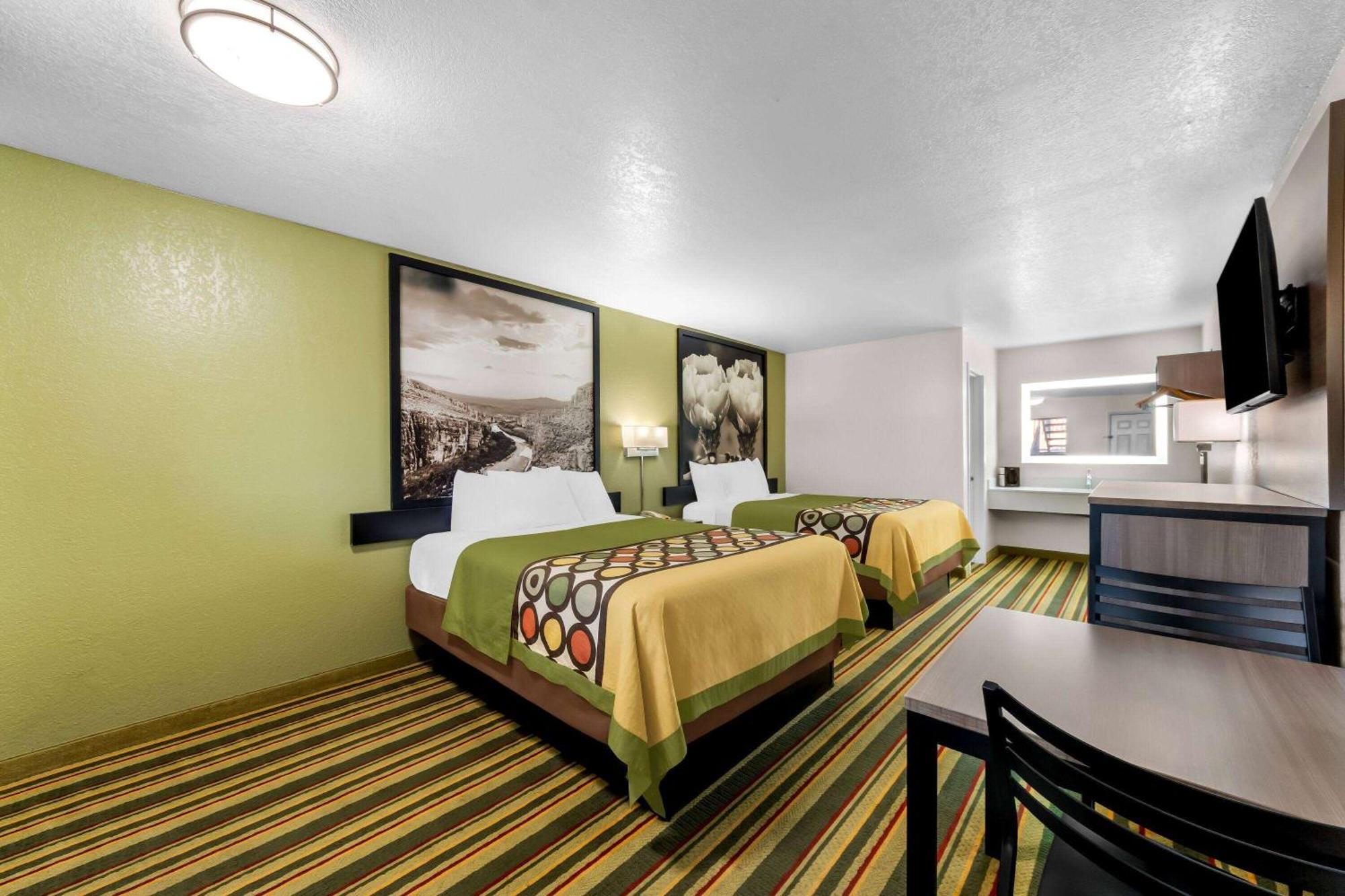 Super 8 By Wyndham Pleasanton Motel Buitenkant foto