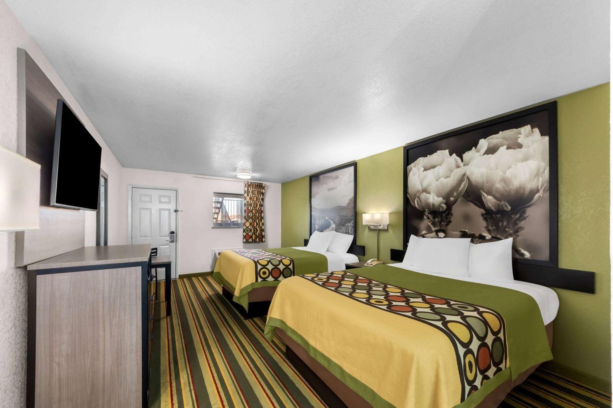Super 8 By Wyndham Pleasanton Motel Buitenkant foto