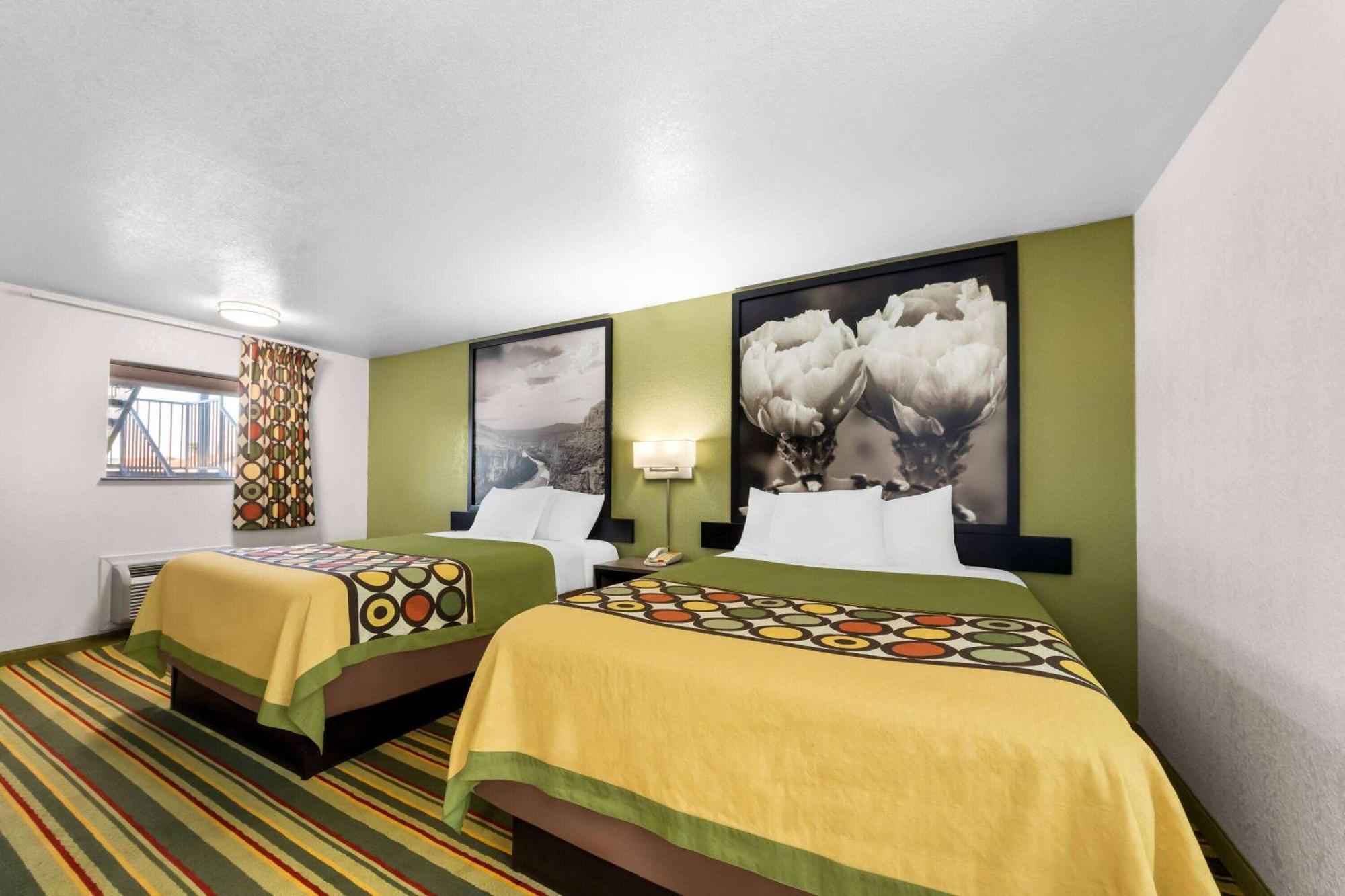 Super 8 By Wyndham Pleasanton Motel Buitenkant foto