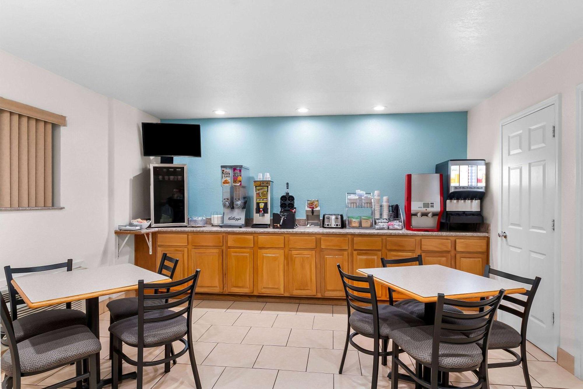 Super 8 By Wyndham Pleasanton Motel Buitenkant foto