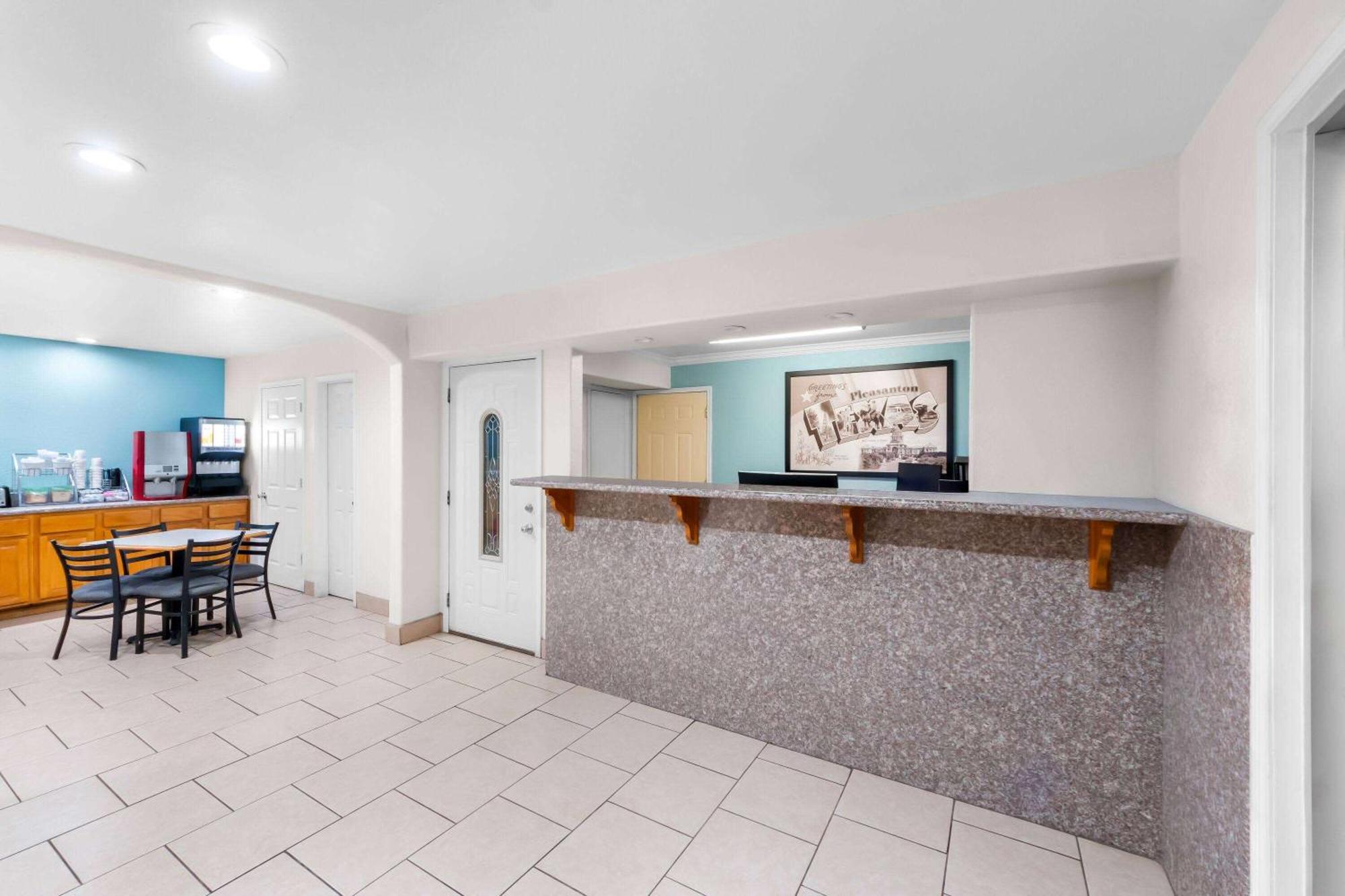 Super 8 By Wyndham Pleasanton Motel Buitenkant foto
