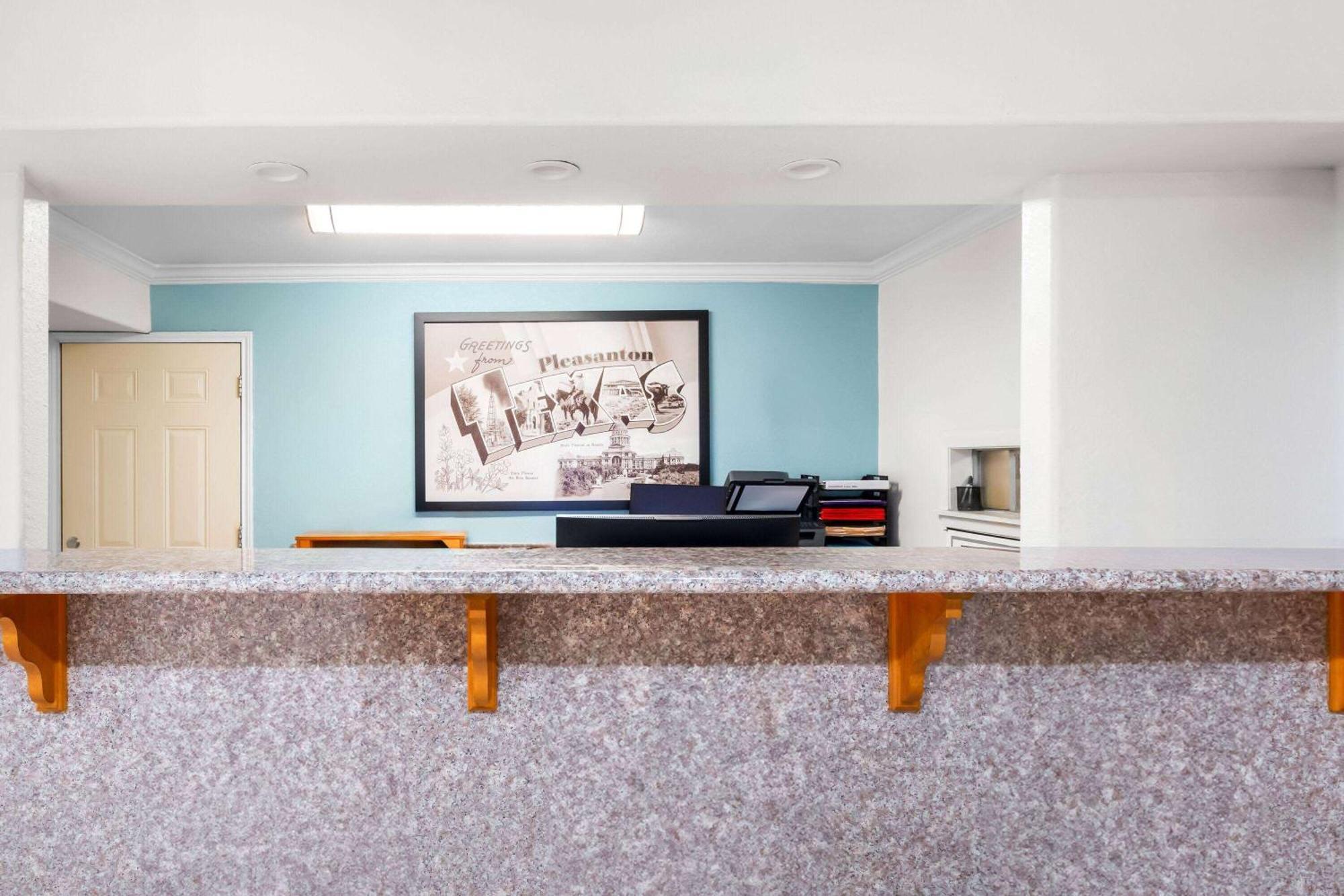 Super 8 By Wyndham Pleasanton Motel Buitenkant foto