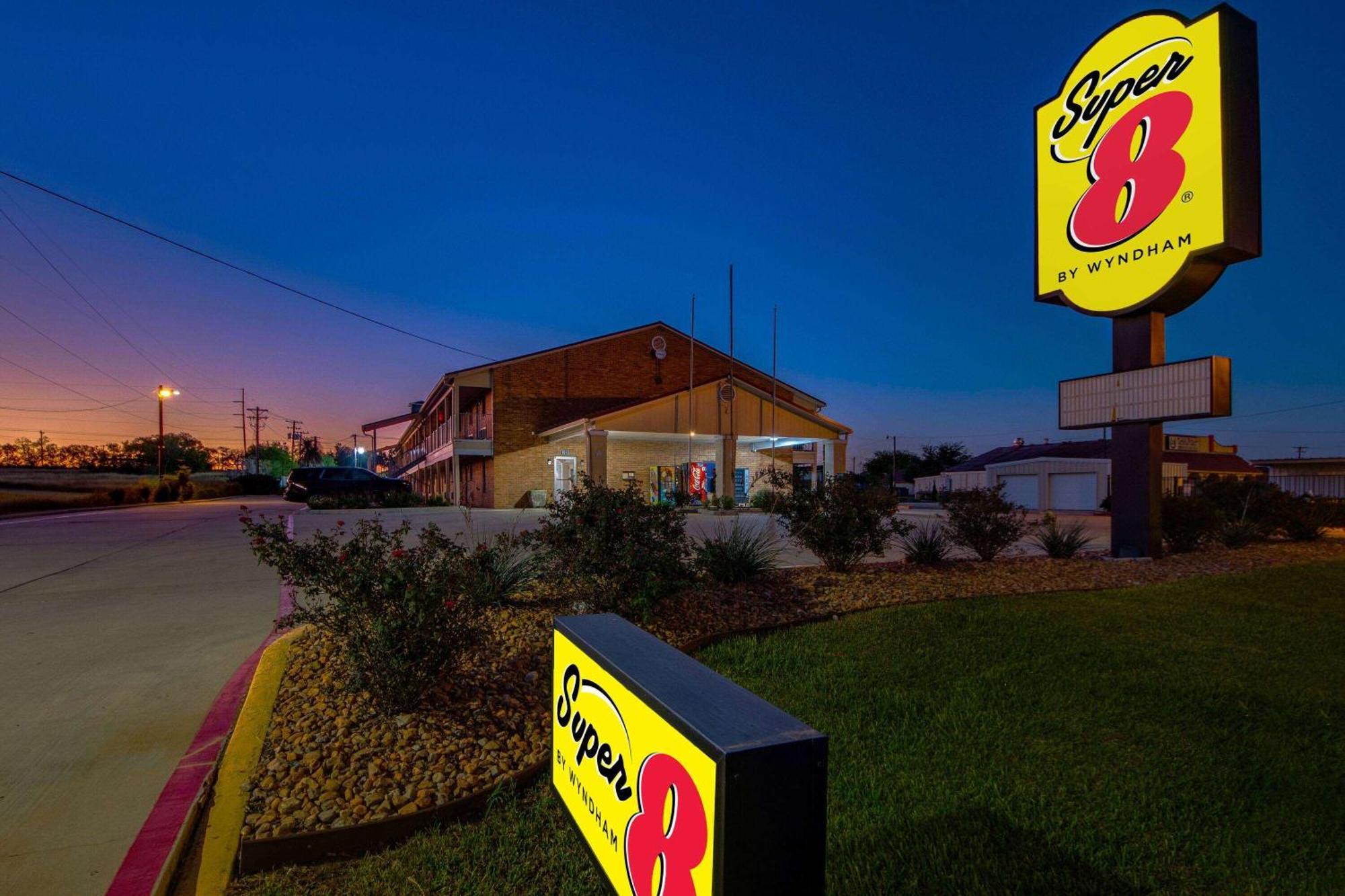 Super 8 By Wyndham Pleasanton Motel Buitenkant foto