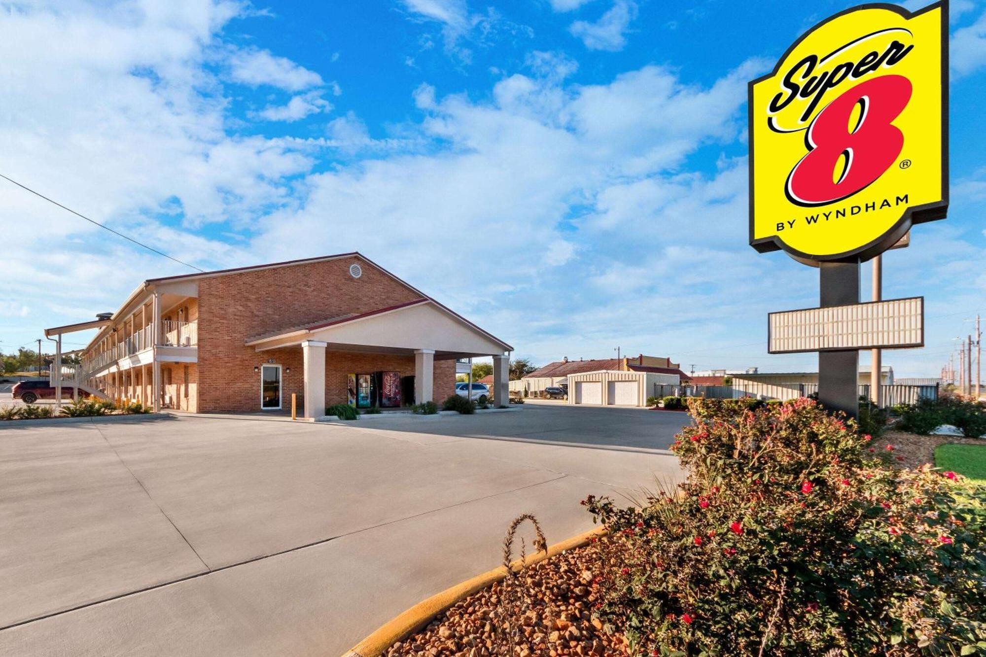 Super 8 By Wyndham Pleasanton Motel Buitenkant foto