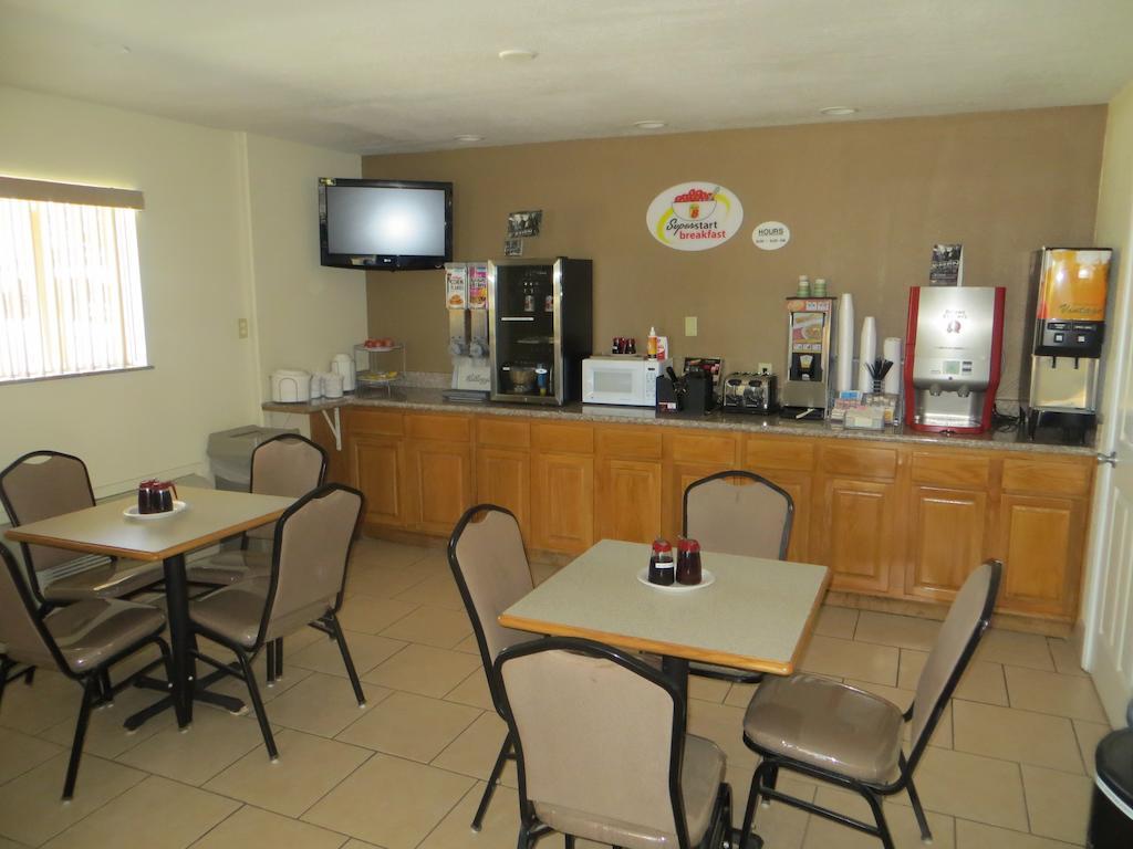 Super 8 By Wyndham Pleasanton Motel Buitenkant foto