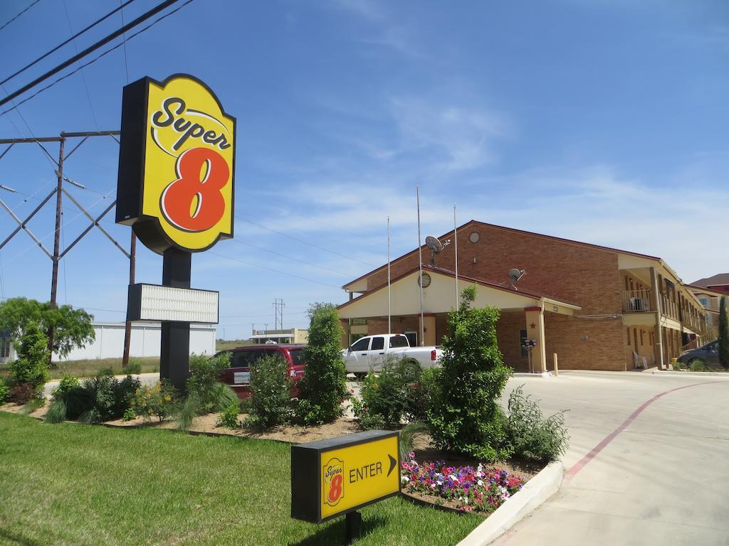 Super 8 By Wyndham Pleasanton Motel Buitenkant foto